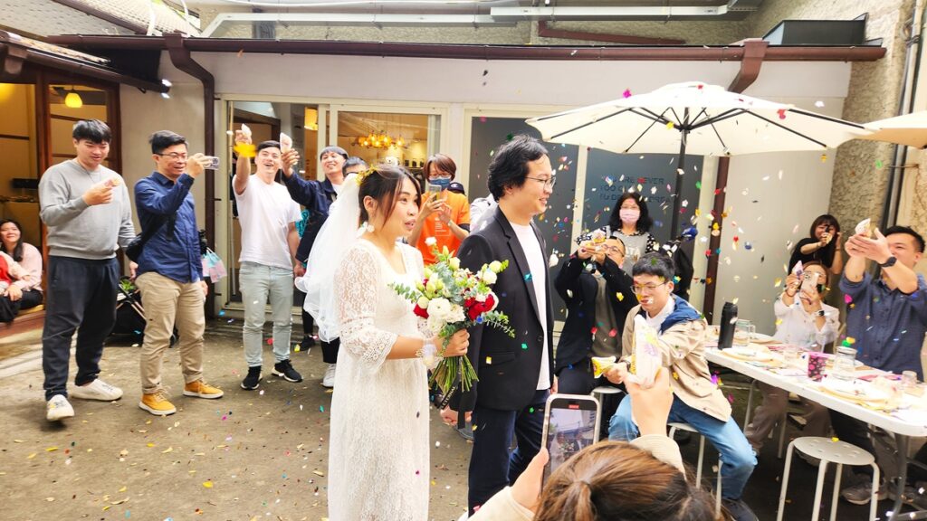 白色情人節見證愛與公益 ,八年級新人婚禮派對選擇以行動支持銀髮就業。(圖/陳惠玲攝影)