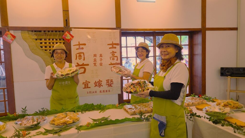 不老食光料理人阿嬤們開心分享婚宴佳餚,獻上最真摯的祝福。(圖/陳惠玲攝影)