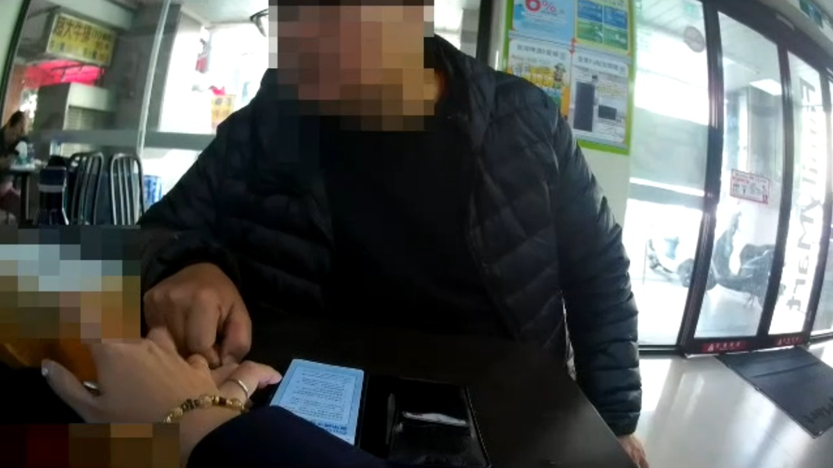 ▲圖說：男子網購79元小夜燈，未料超商取貨價998元，員警到場協助邱男透過「申訴平台」申請退貨退款 （圖／台中市政府 提供）