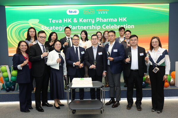 梯瓦與嘉里醫藥雙方齊聚一堂,共同紀念這一極具意義的時刻 梯瓦與嘉里醫藥雙方齊聚一堂,共同紀念這一極具意義的時刻