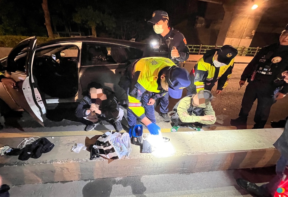 臭襪子藏毒規避臨檢 三峽警眼尖查獲行動運毒車逮3毒蟲 202 248250314a06