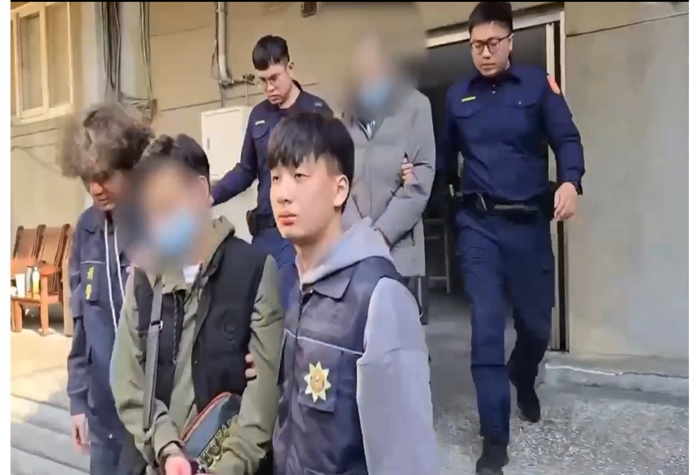 臭襪子藏毒規避臨檢 三峽警眼尖查獲行動運毒車逮3毒蟲 204 248250314a08