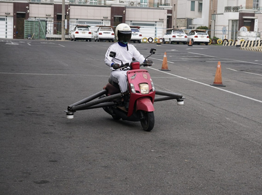 外送員特訓 灌輸防禦駕駛模擬機車打滑正確煞車 191 cnews204250314a16