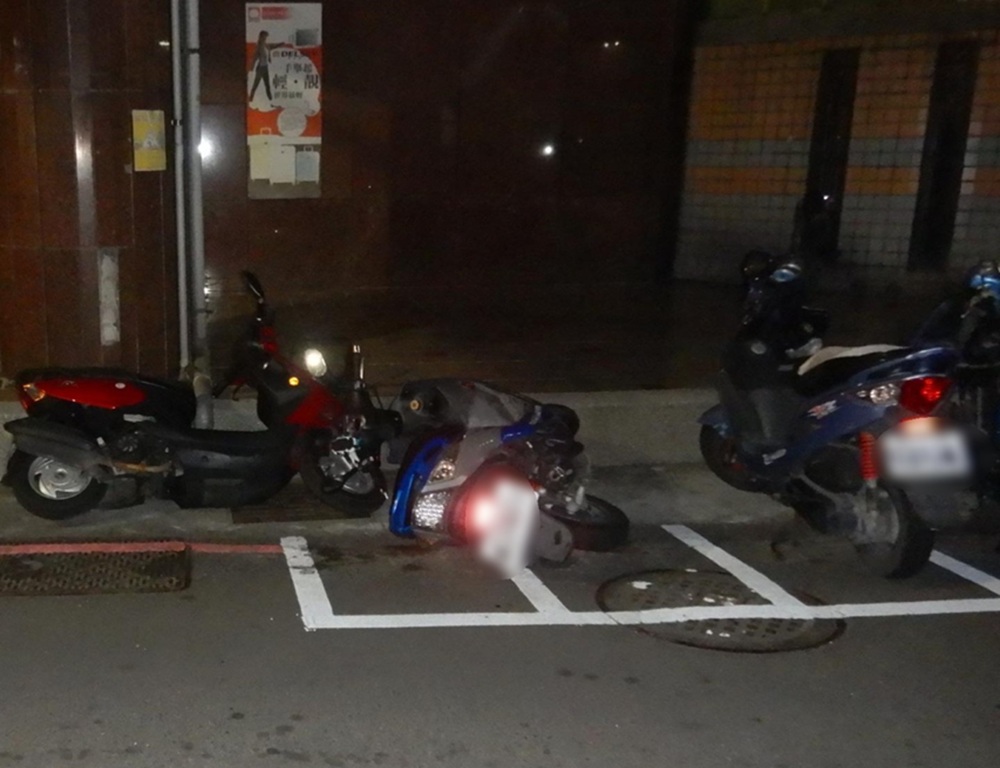 扶不動倒地機車 52歲婦人氣憤離去涉肇逃 188 cnews204250314a19