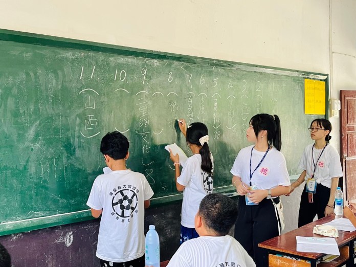 桃園青年局國際志工隊即起至3/28開放報名 獲選可拿3萬獎勵金 77 圖2 元智大學程同學參與泰北志工團,教學當地學童華語文課程右邊第二位 0 0