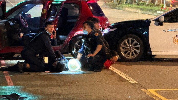 【有片】拒檢狂逃!桃警破窗逮捕 兩男車內搜出「喪屍菸彈」與匕首 63 S 29229070 0