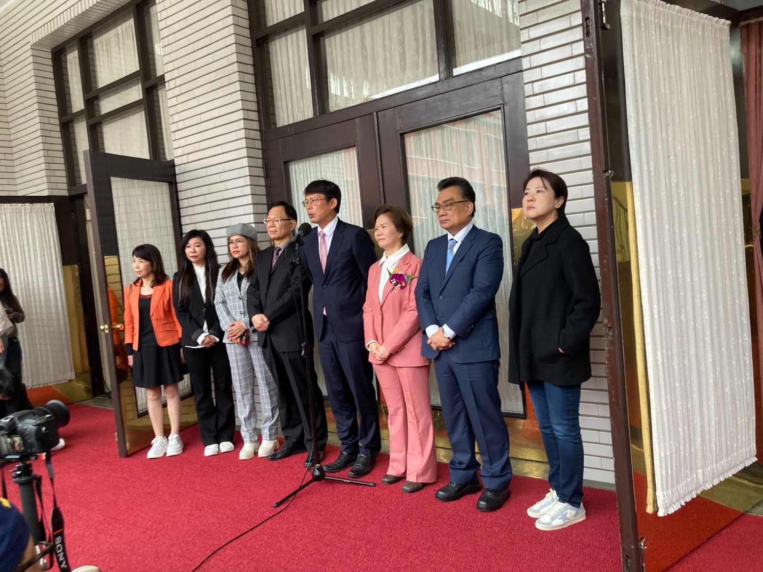 民眾黨立法院黨團也因為劉書彬(右3)的加入由原本4男4女的結構蛻變進入5女3男「陰盛陽衰」的格局。(圖/民眾黨立法院黨團)