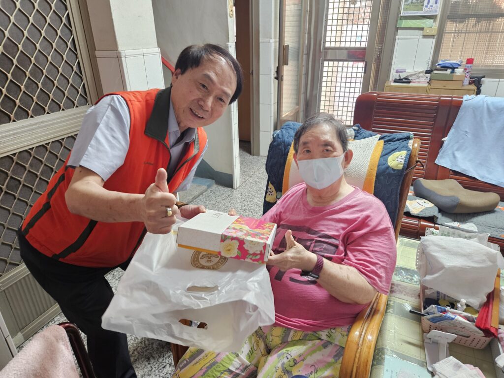 屏東榮服處關懷長者 提醒防範流感及詐騙