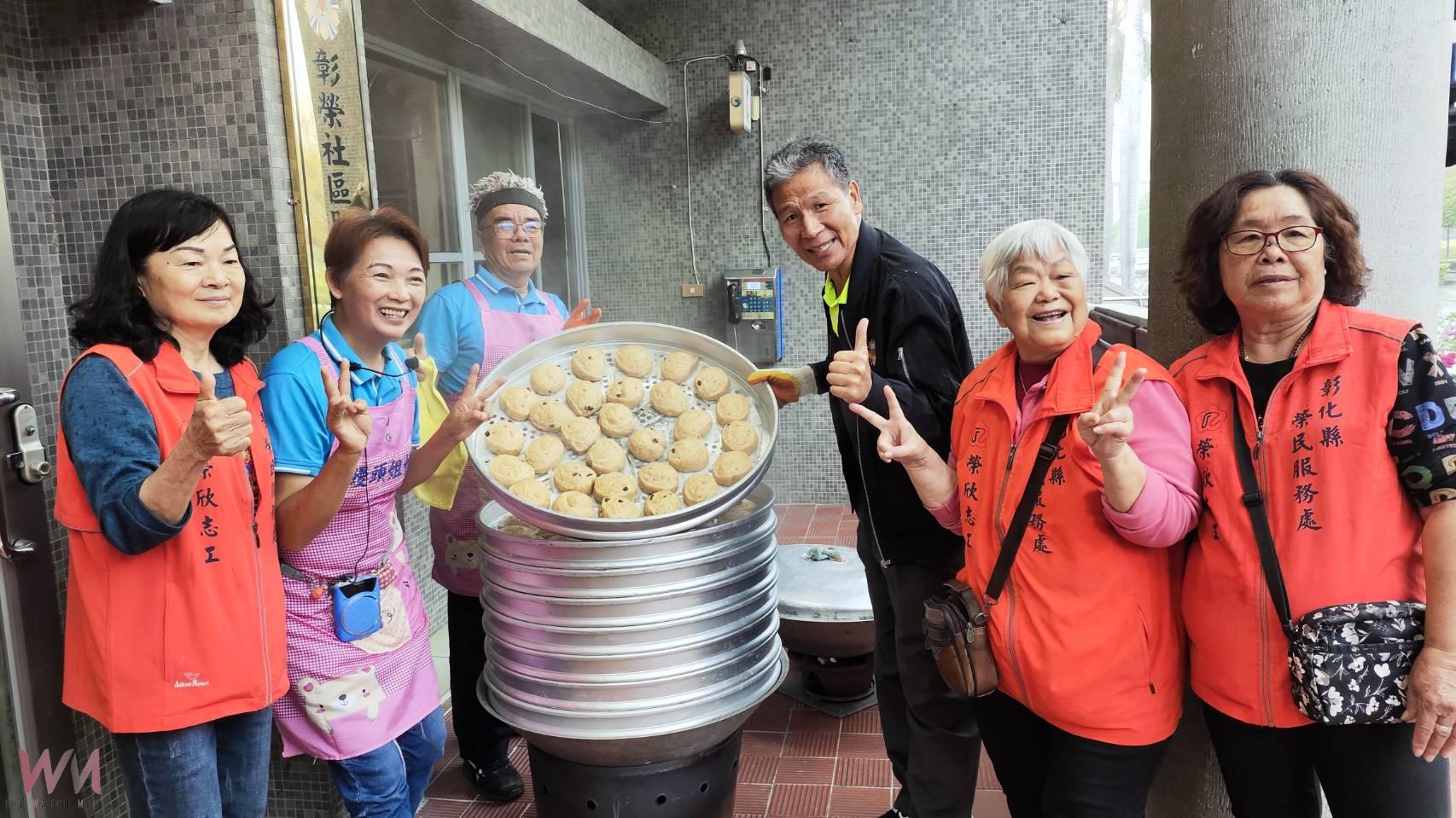 （有影片）／親手揉幸福！環島饅頭列車夫婦與長輩共製幸福饅頭