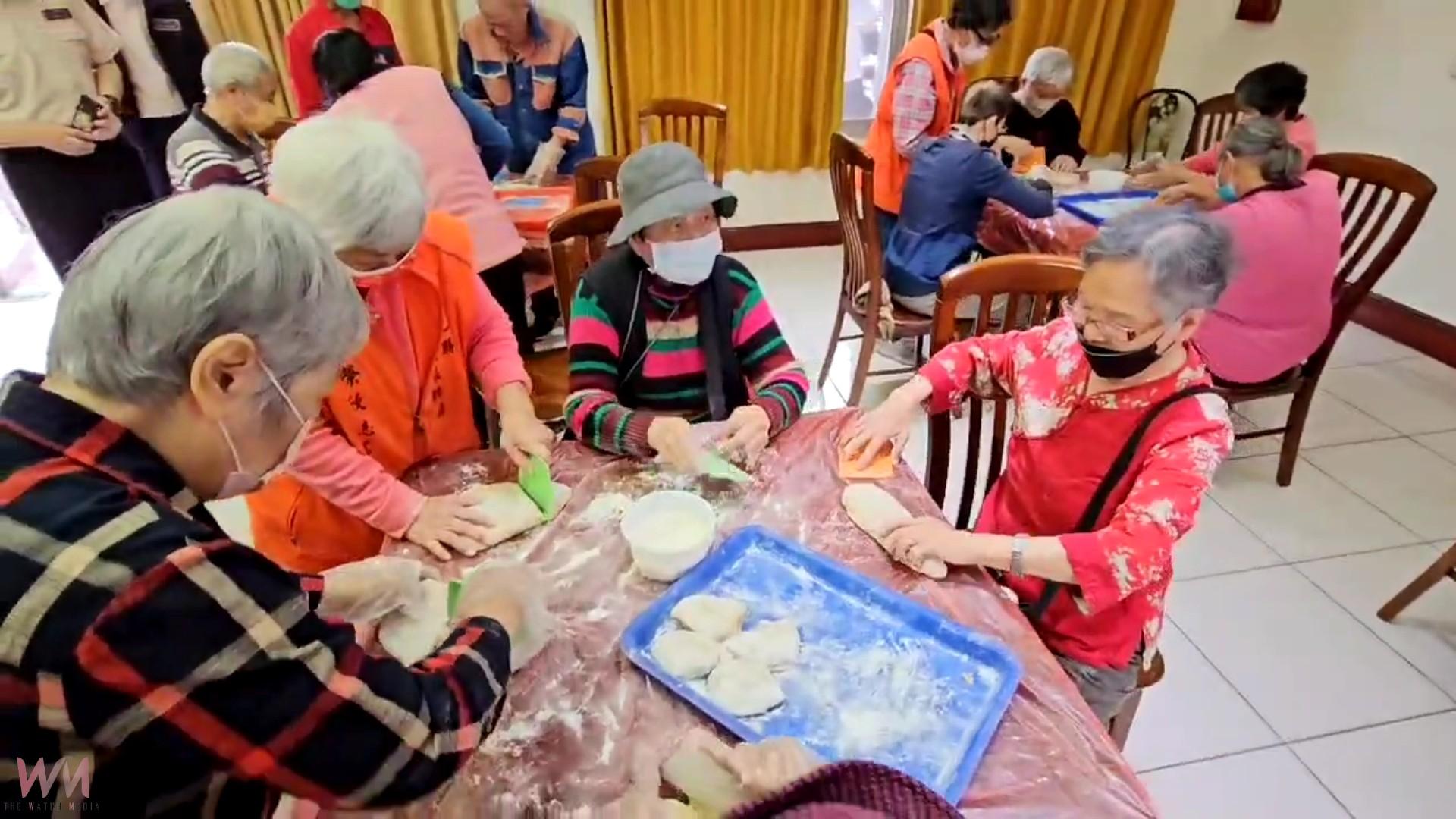 （有影片）／親手揉幸福！環島饅頭列車夫婦與長輩共製幸福饅頭 - https://www.watchmedia01.com