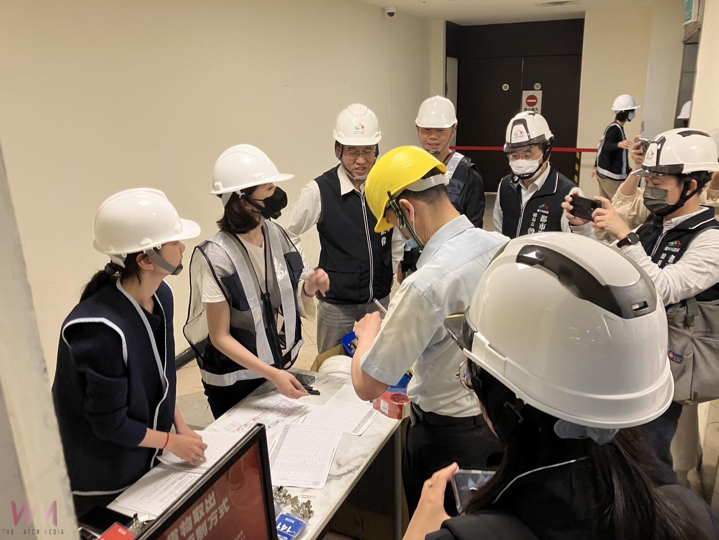 安全防護視察!新光三越專櫃及物流人員取貨 中市都發局:確保人員進出安全 - https://www.watchmedia01.com