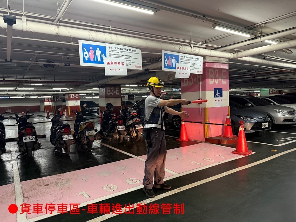 圖 新光三越出入口管制及配套措施 記者王偉翻攝