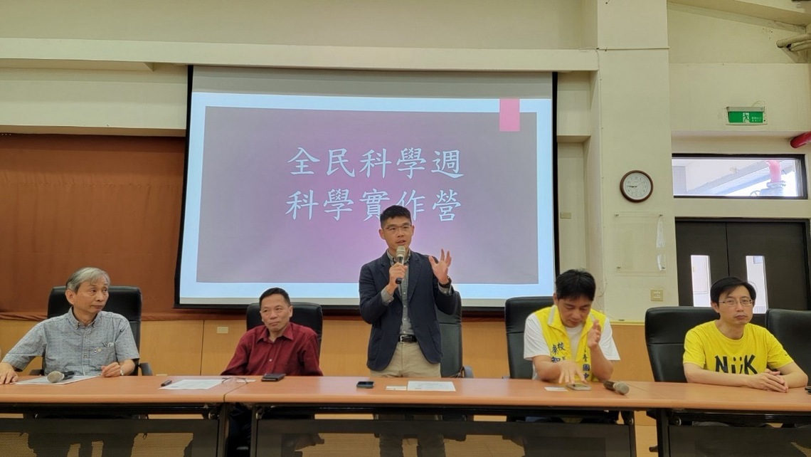 高雄市教育局蔡宗明代理科長於全民科學週科學實作營開幕式致詞。