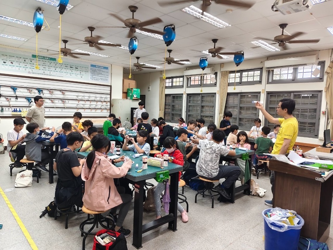 打造會飛的玩具實作課程上課情況。