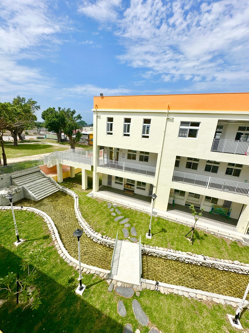 旗津國中新建校舍完工校園空間整體創意應用,利用校園的高地差,並結合廢棄的擋土牆樓梯,抽取地下室筏基所儲存的雨水,讓雨水沿著樓梯傾洩而下,行成流瀑景觀,不僅化腐朽為神奇,更讓校園充滿沉靜的氛圍。具備綠能用電與雨水回收等設備,符合永續循環校園理念,達到節能、創能、享能的校園能源規劃。