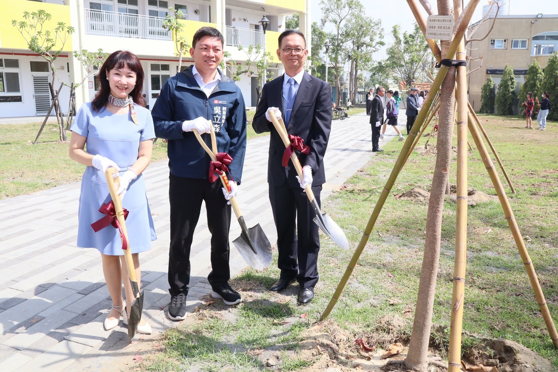 吳立森局長,客委會主委楊瑞霞與黃火炎校長等參與植樹。