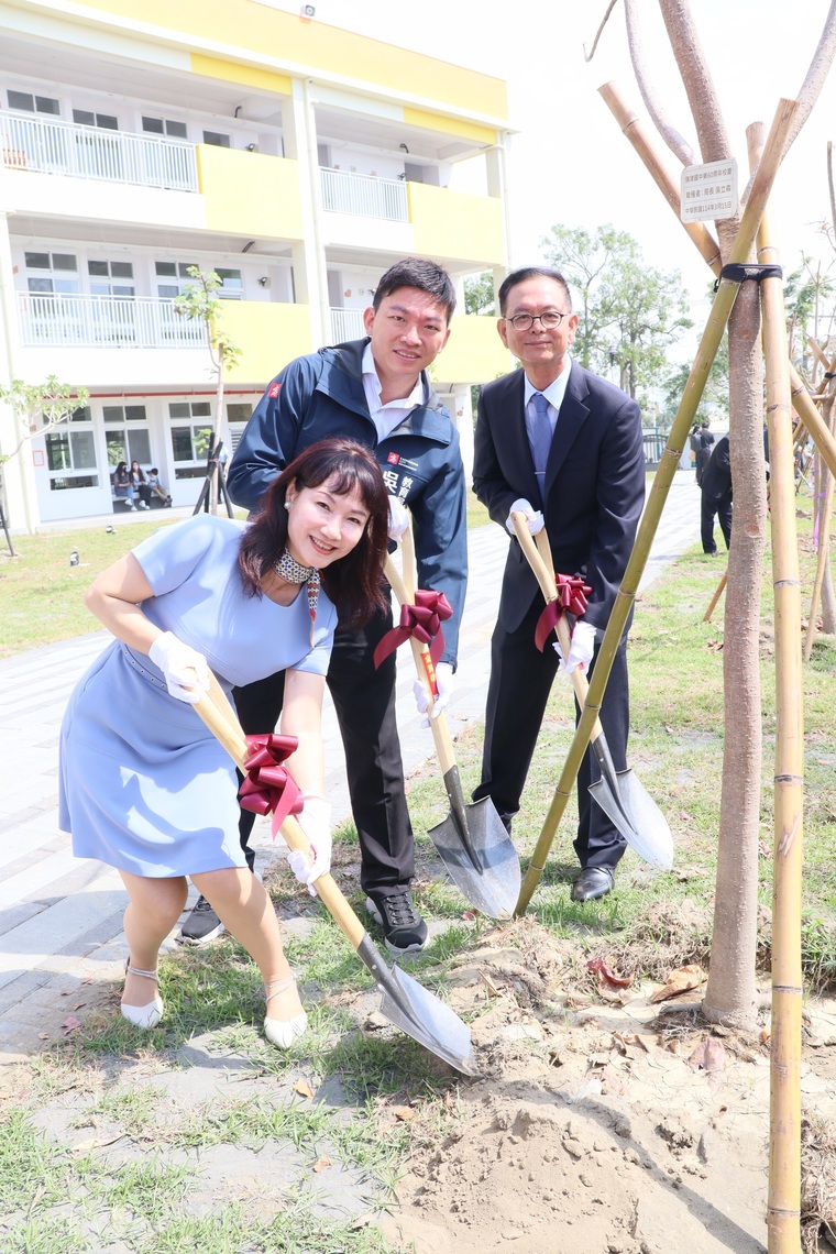 吳立森局長,客委會主委楊瑞霞與黃火炎校長等參與植樹。