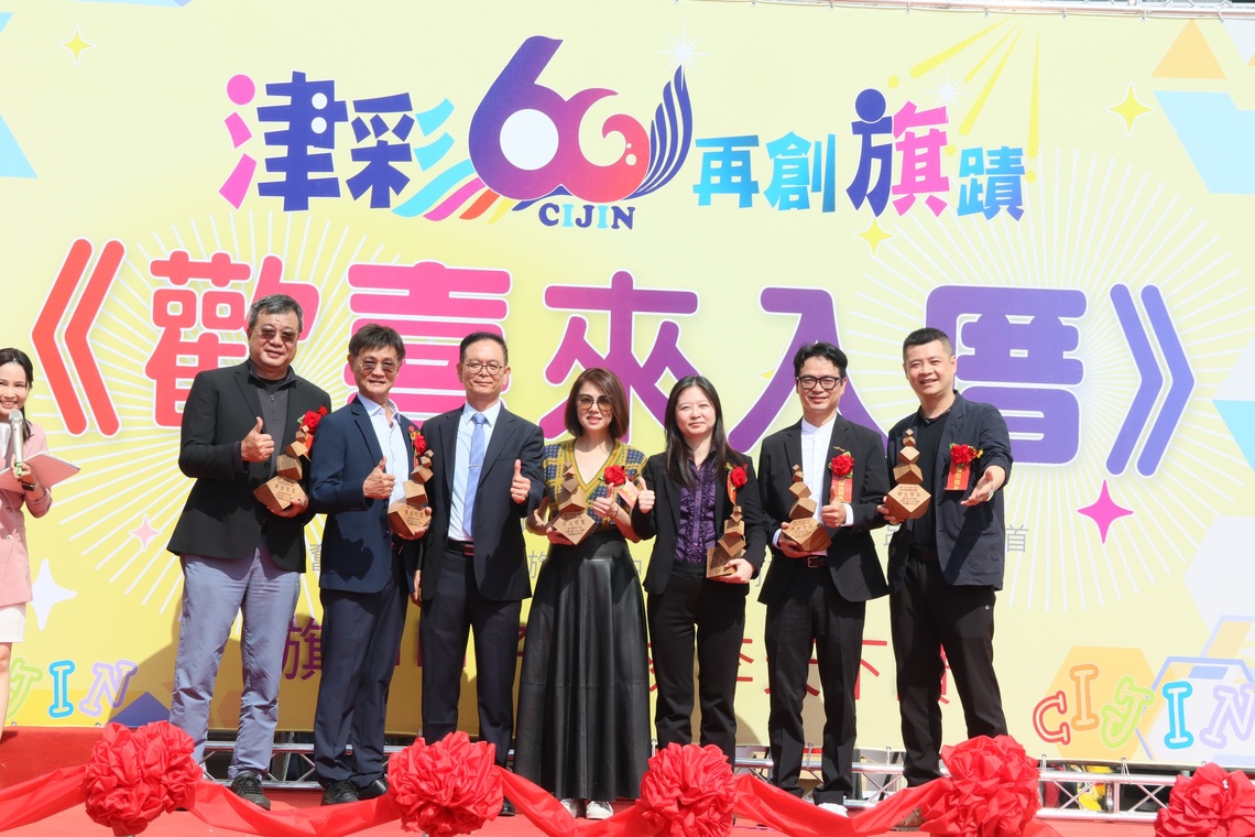 頒獎表揚優秀與傑出校友,現場親師生、校友、地方共聚一堂