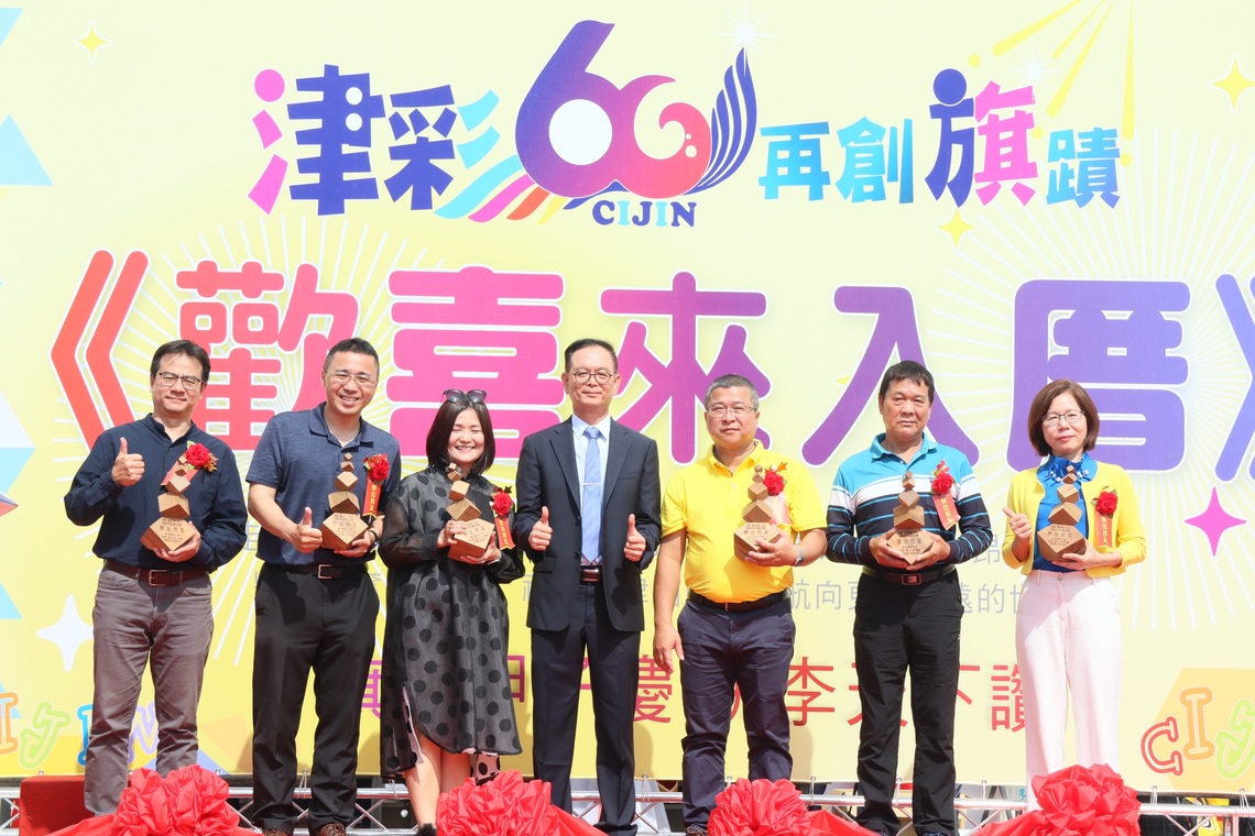 頒獎表揚優秀與傑出校友,現場親師生、校友、地方共聚一堂