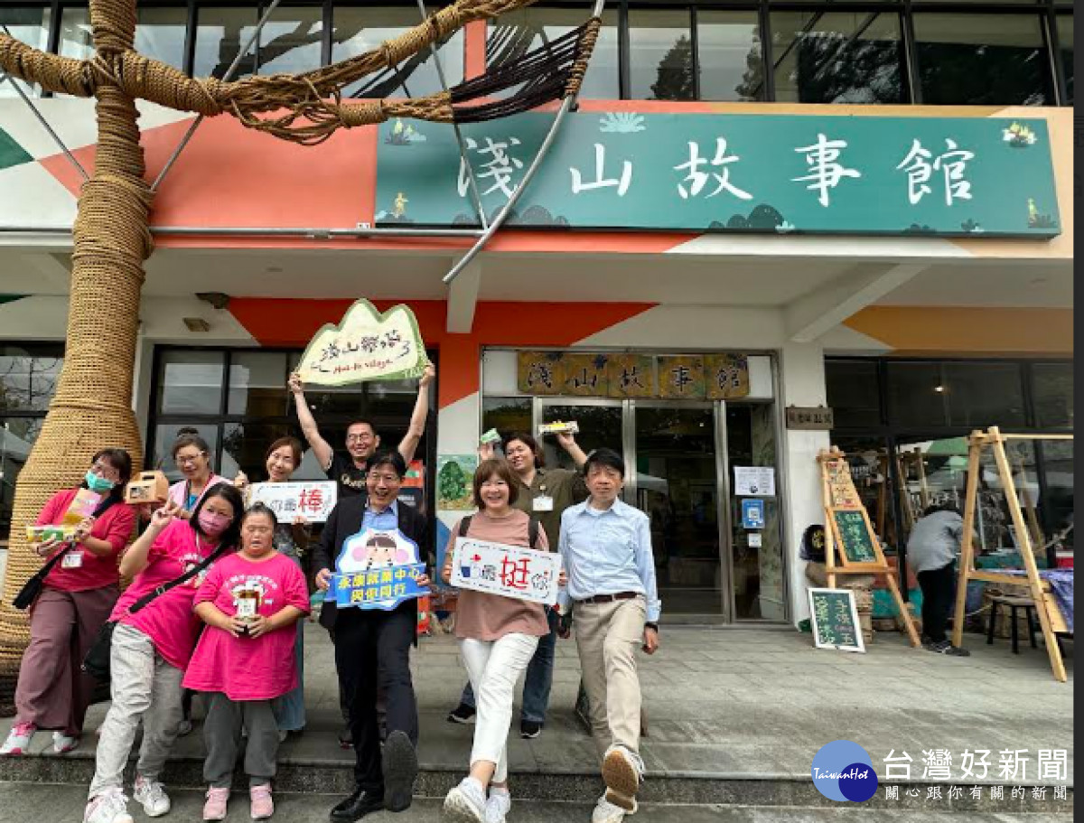 勞動部雲嘉南分署分署長劉邦棟(右3)為民眾加油打氣