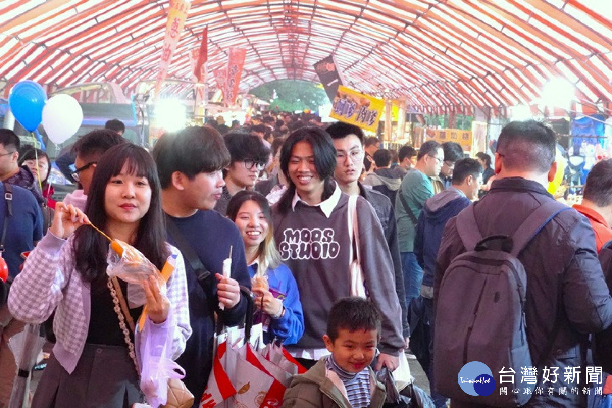 校慶當天湧入許多校友回娘家,場面相當熱鬧。