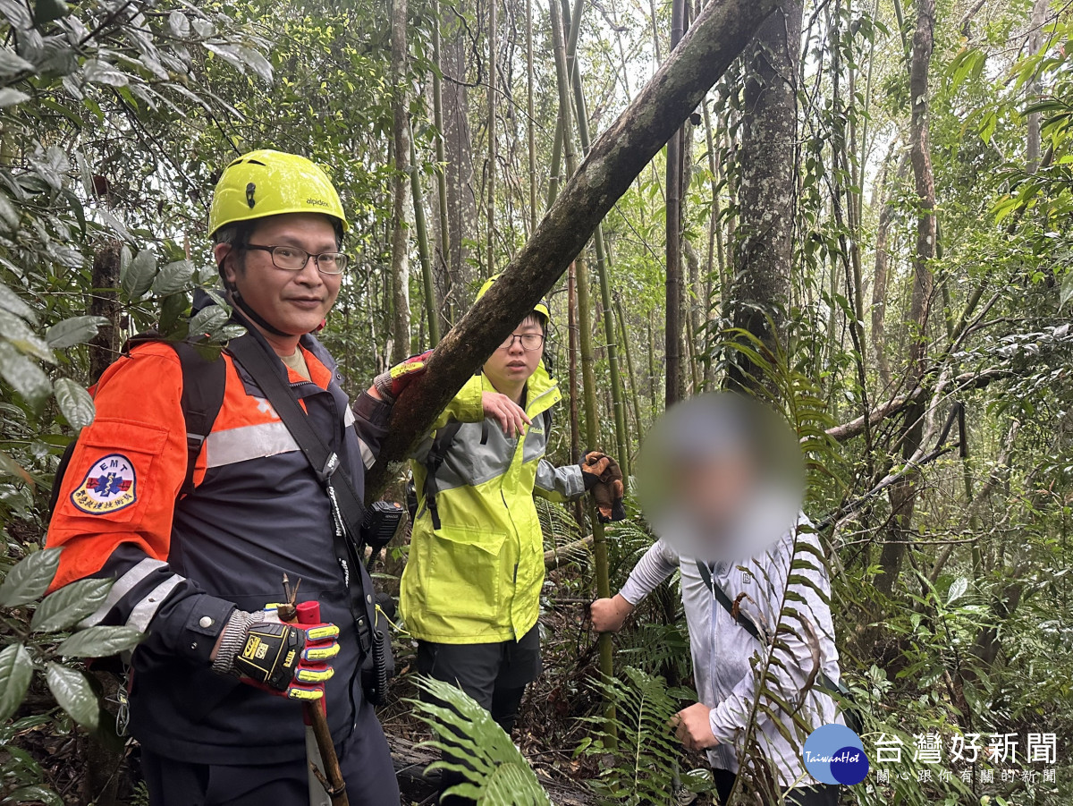 竹縣消防局派遣關西分隊上山成功搜救
