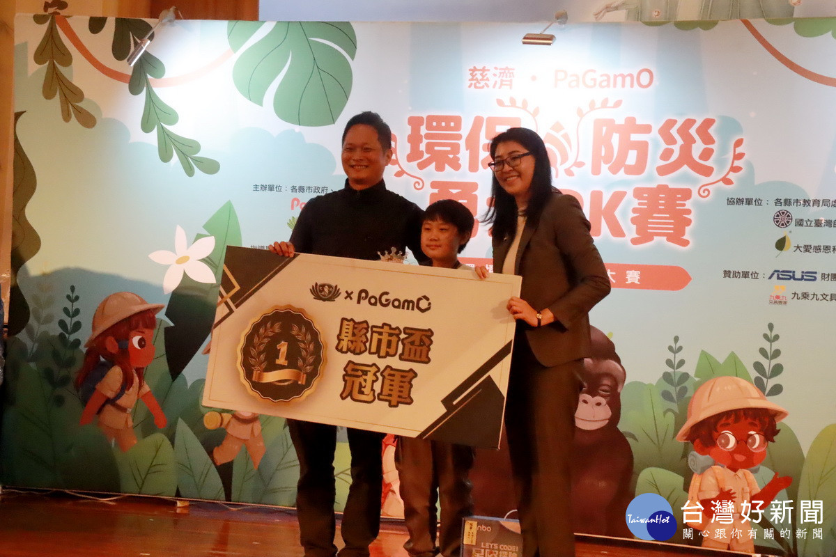 許縣長為前十名同學頒獎祝賀。(記者扶小萍攝)