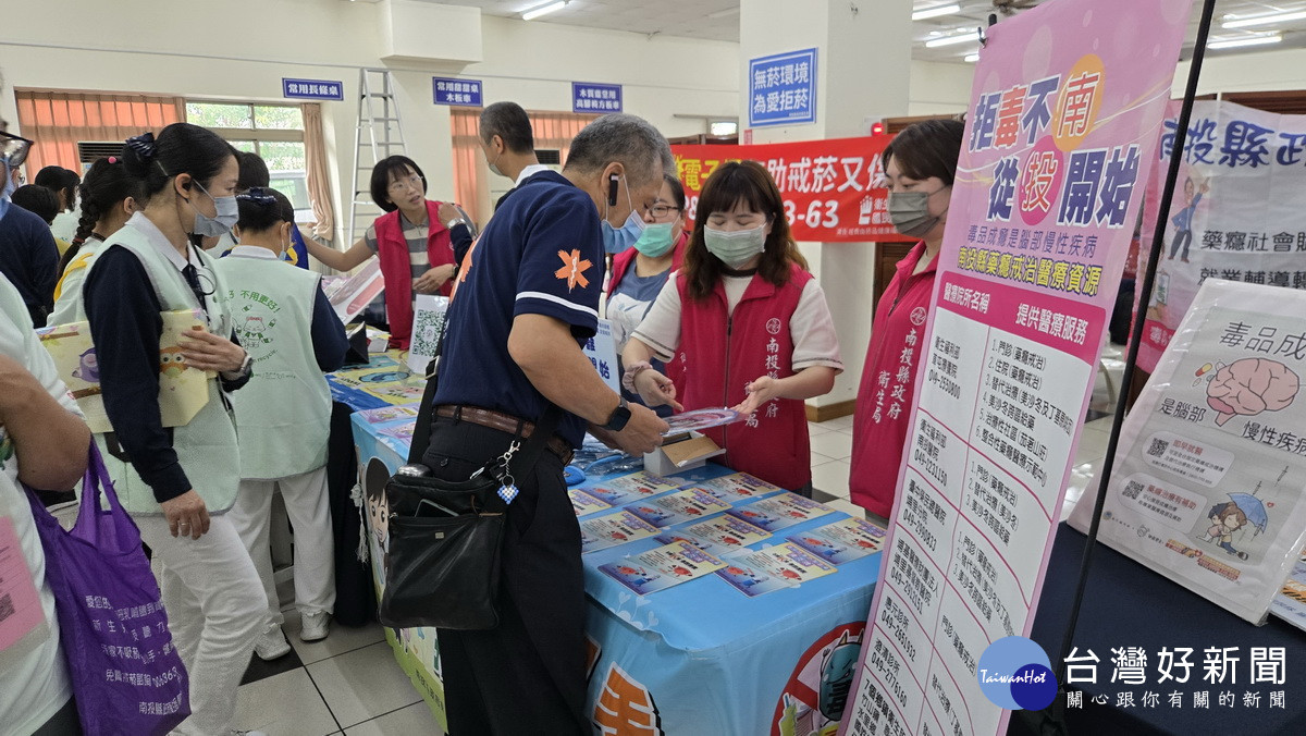 電競場外縣府設有不少攤位。(慈濟南投聯絡處提供)