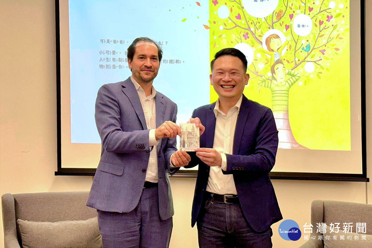 桃園市副市長蘇俊賓致贈手繪圖卡予比利時台北代表處處長馬徹。<br /><br /> 