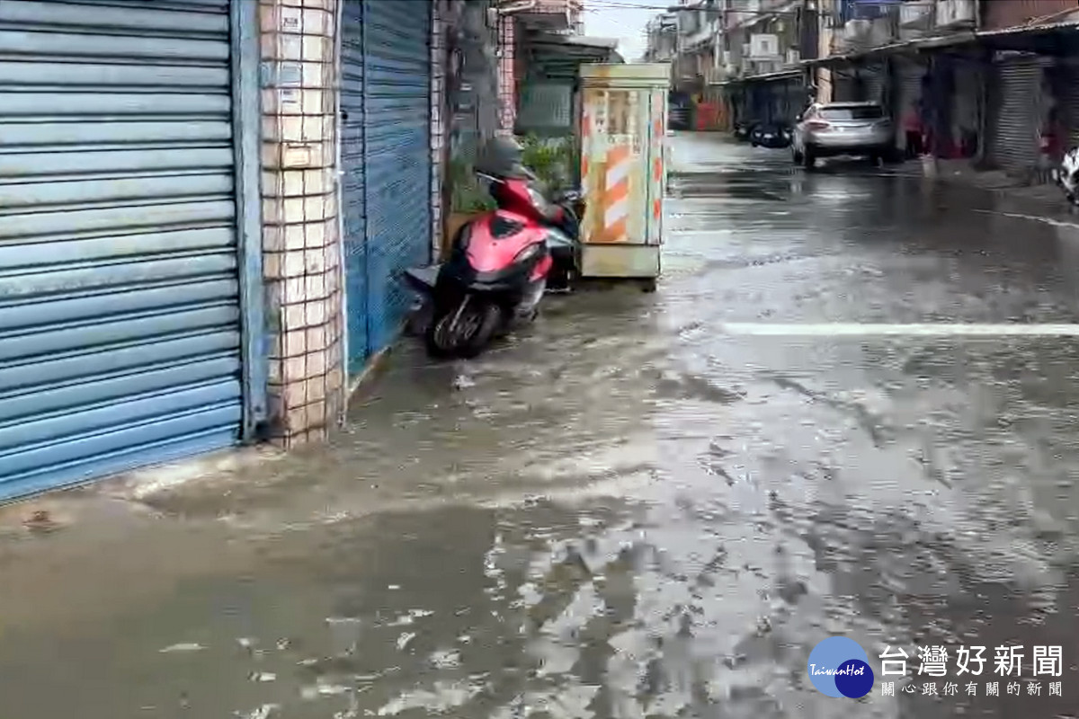受到鋒面影響出現急降雨,導致部分地區因排水不及發生積水或淹水災情。<br /><br />