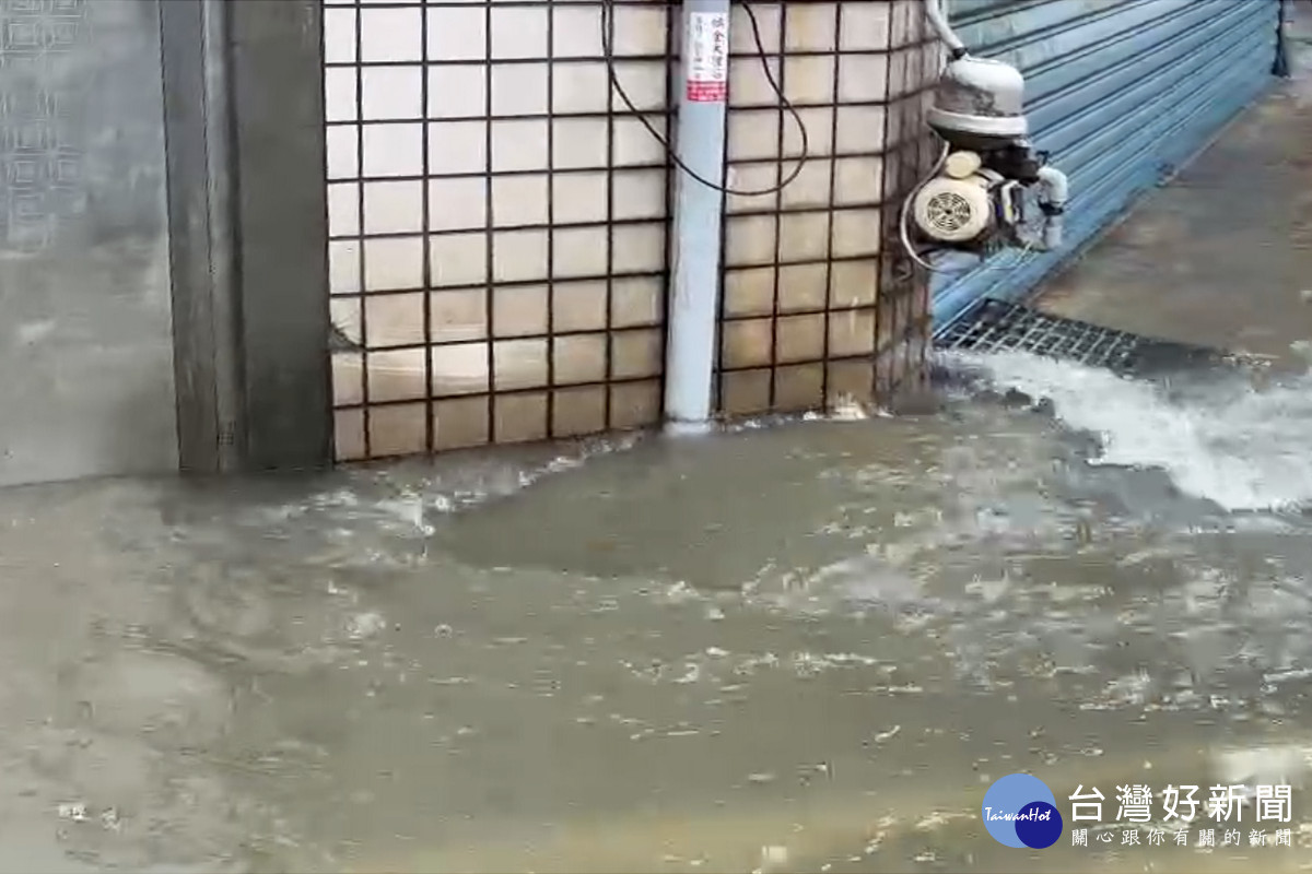 受到鋒面影響出現急降雨,導致部分地區因排水不及發生積水或淹水災情。<br /><br />