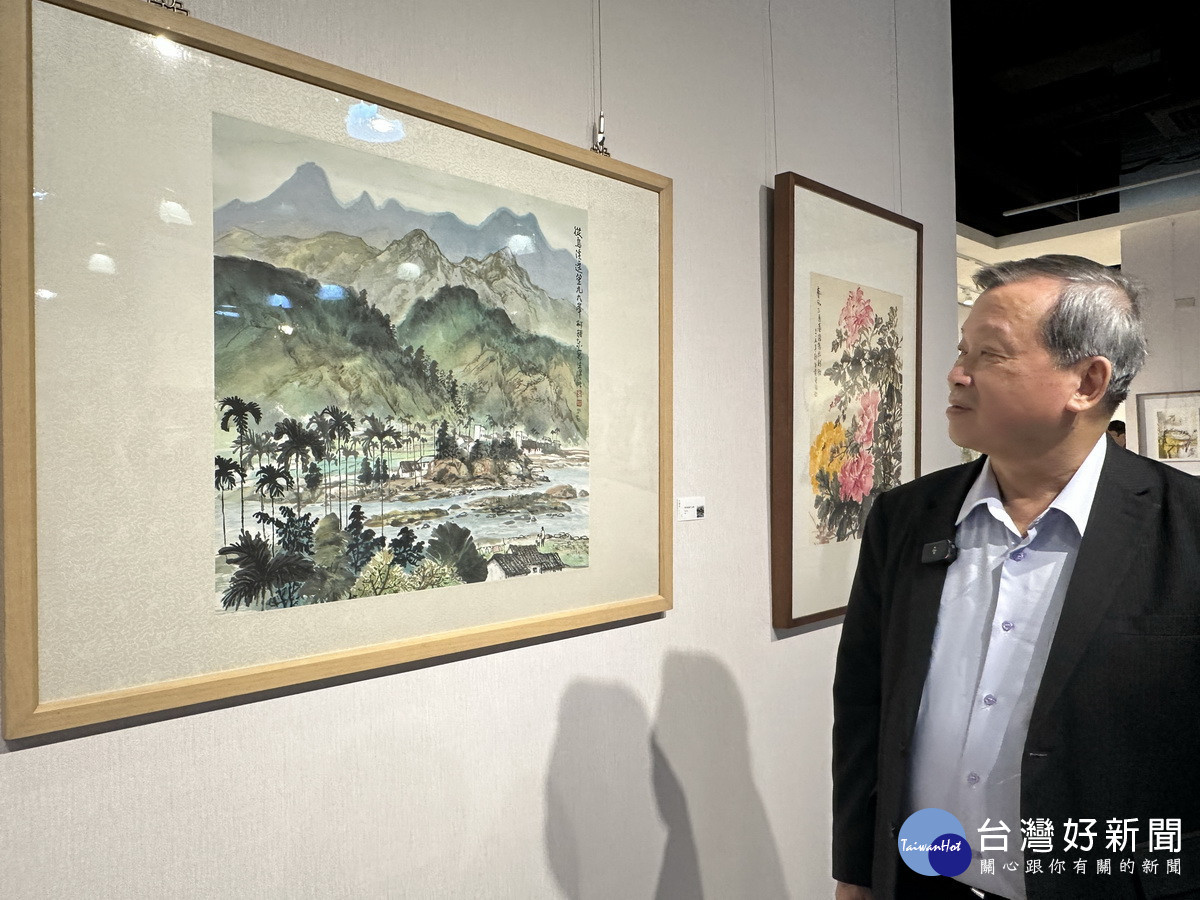 王副縣長推崇柯大師對南投藝術產業化等有極大貢獻。(記者扶小萍攝)