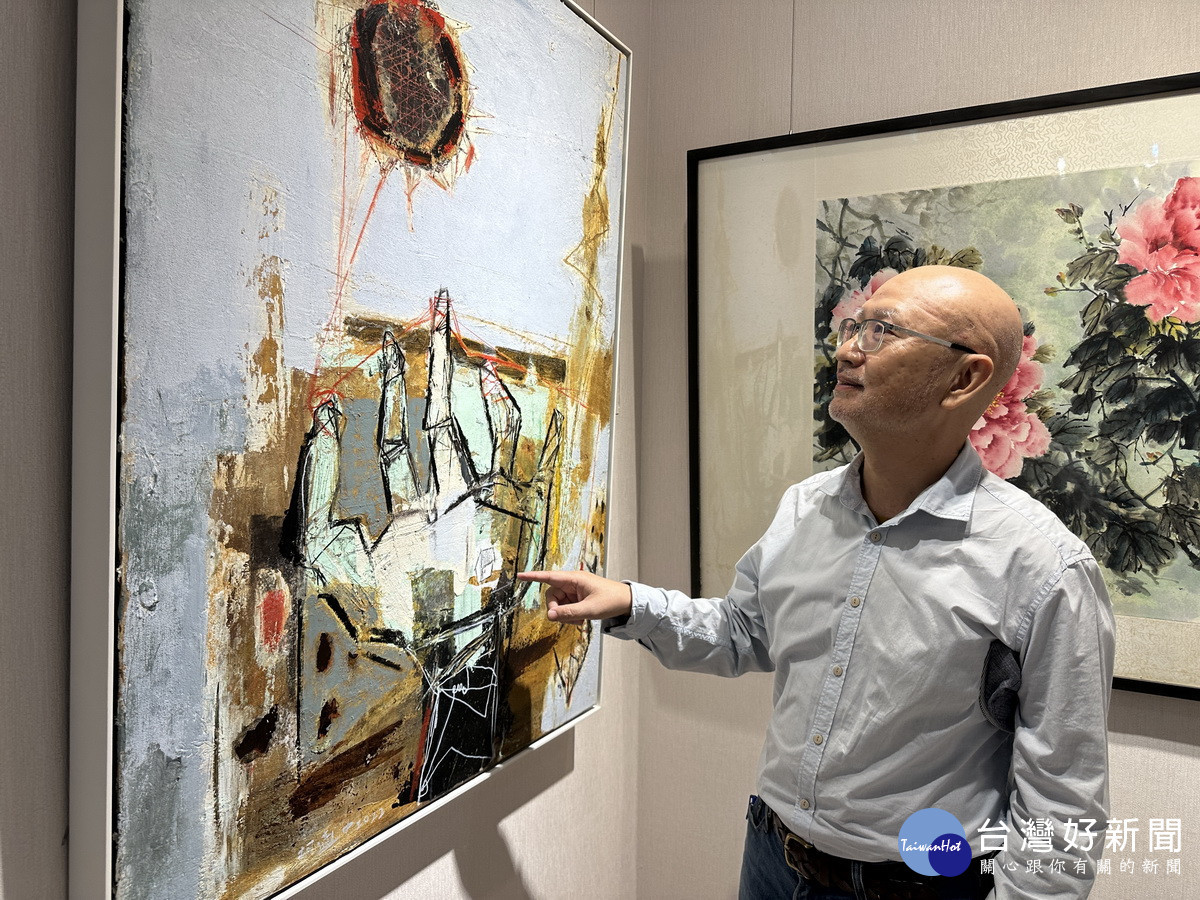 柯適中老師畫展中有不少與手和家人有關。(記者扶小萍攝)