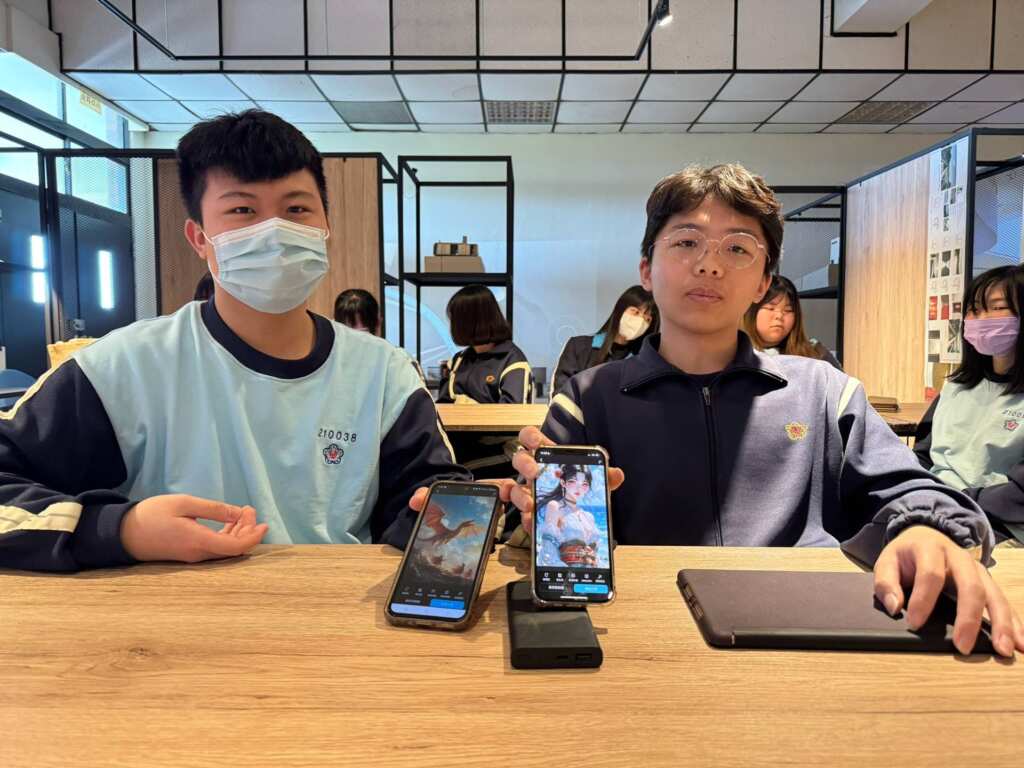 ▲縣立苑裡高中學生展示自己的AI作品。（大葉大學提供）