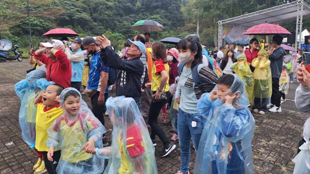 ▲參與者大排長龍，沿著藤山步道緩步前行，一路欣賞員林後花園的自然景緻，享受三月春暖花開的踏青樂趣。（記者林明佑翻攝）