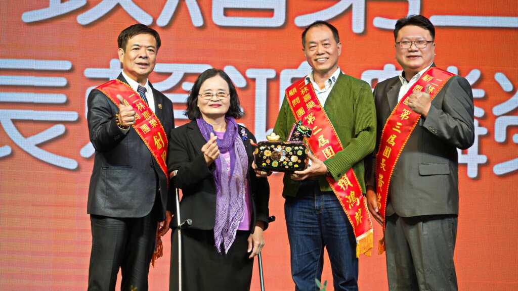 ▲陳志池創團長頒贈卸任紀念禮給右二賴鴻麟團長。（喜樂保育院提供）