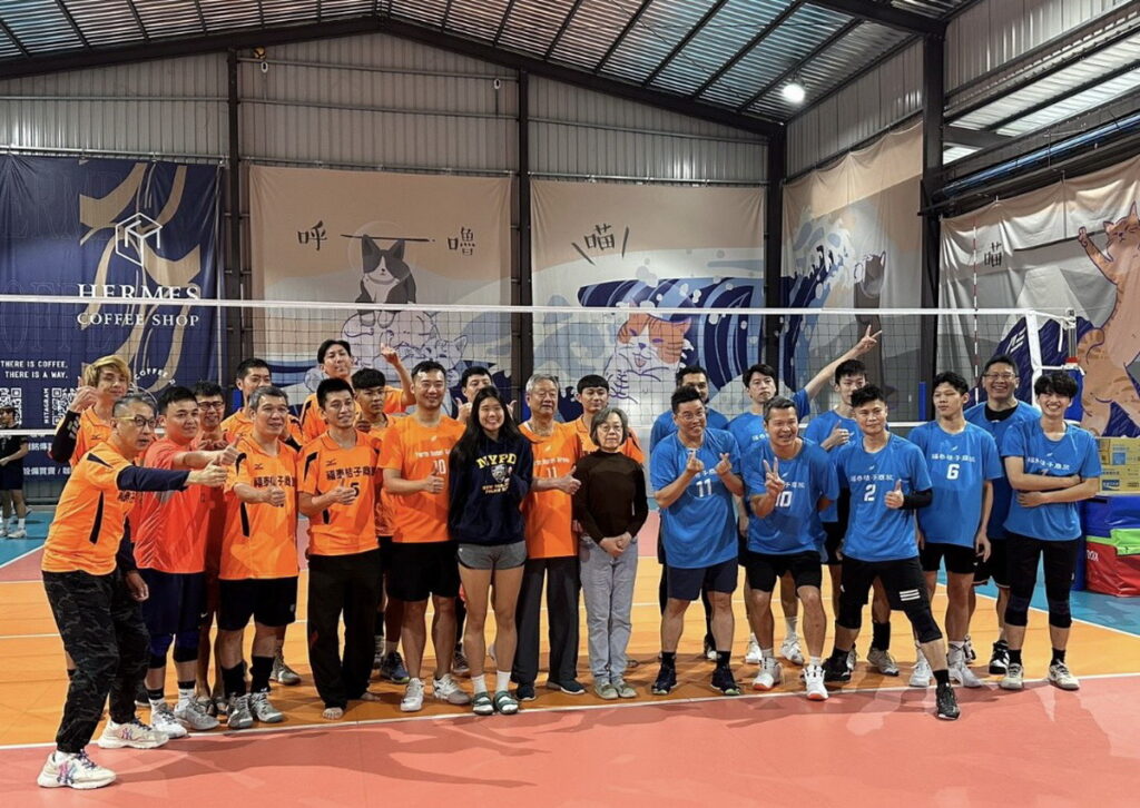 第一排橘色T恤有左向右第五位是廖炳燿董事長,第七位是廖東漢總裁