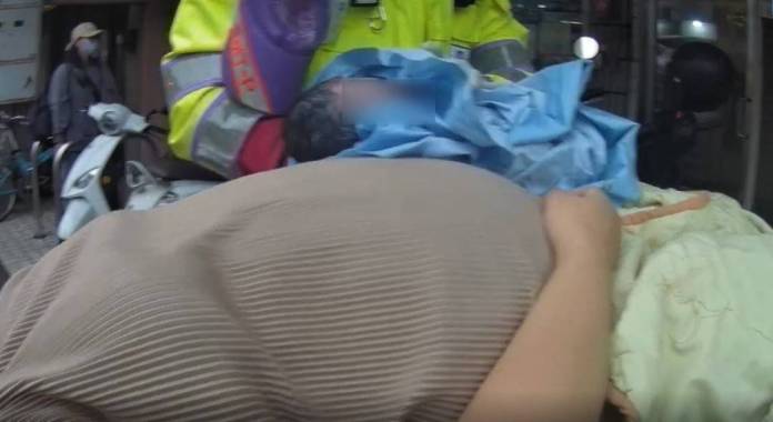 寶寶急探頭!桃消復興分隊救護車內成功接生女嬰 51 1677150 0
