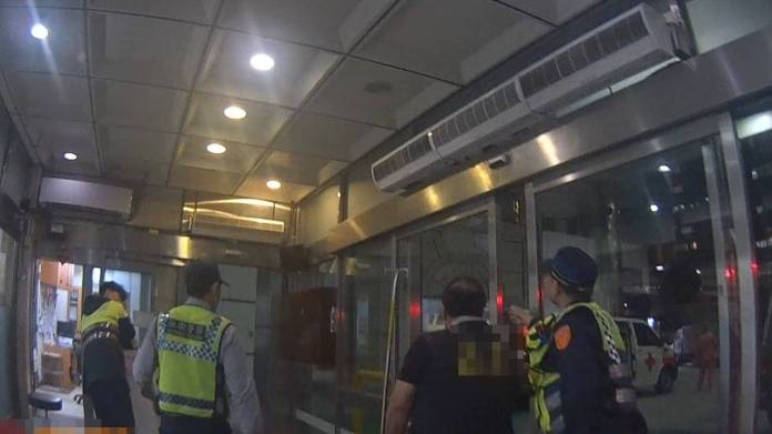 老婆將臨盆夫急衝派出所求助 桃警開道護送13分順利送醫 53 2095079 0