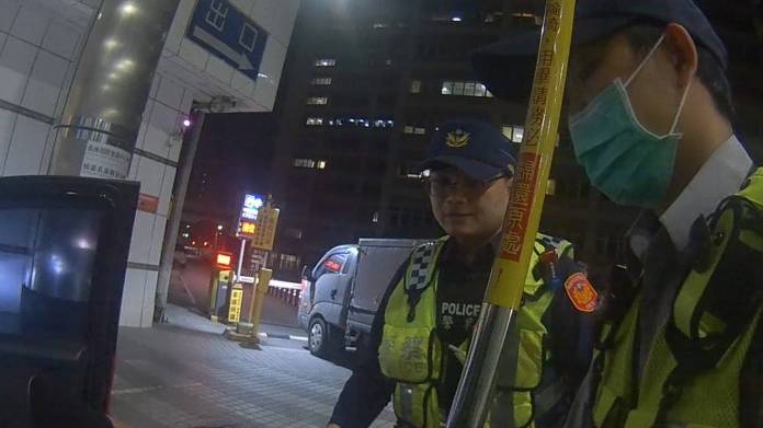 老婆將臨盆夫急衝派出所求助 桃警開道護送13分順利送醫 54 2095078 0
