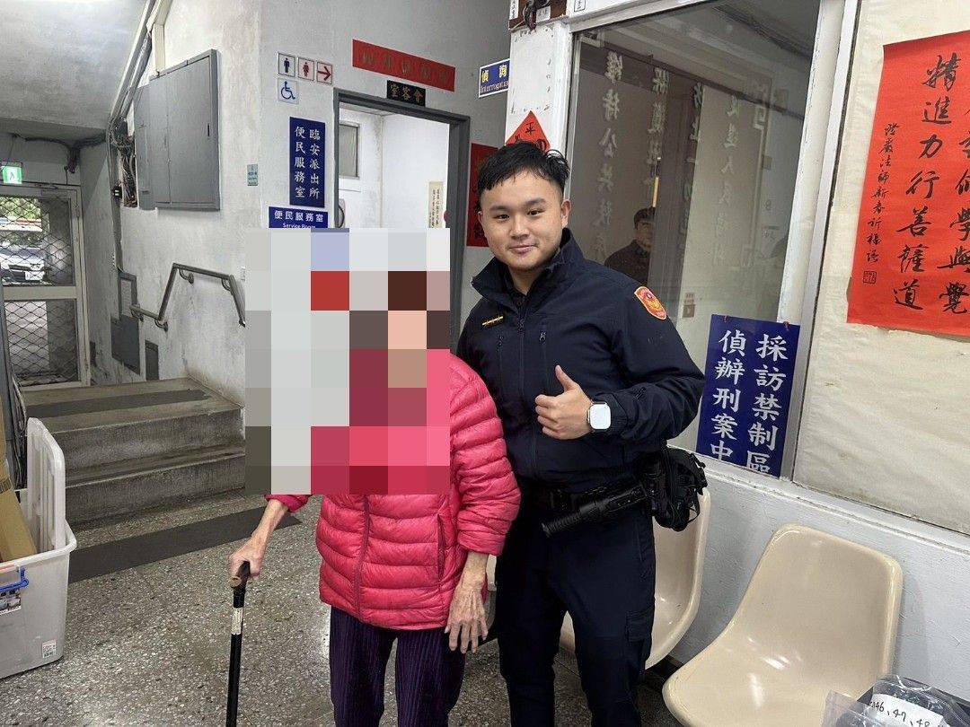 員警先將老婦帶回派出所,提供休息場所與飲水,待老婦人身心安穩後再進一步詢問身份資訊。(記者 黃荷琇翻攝)