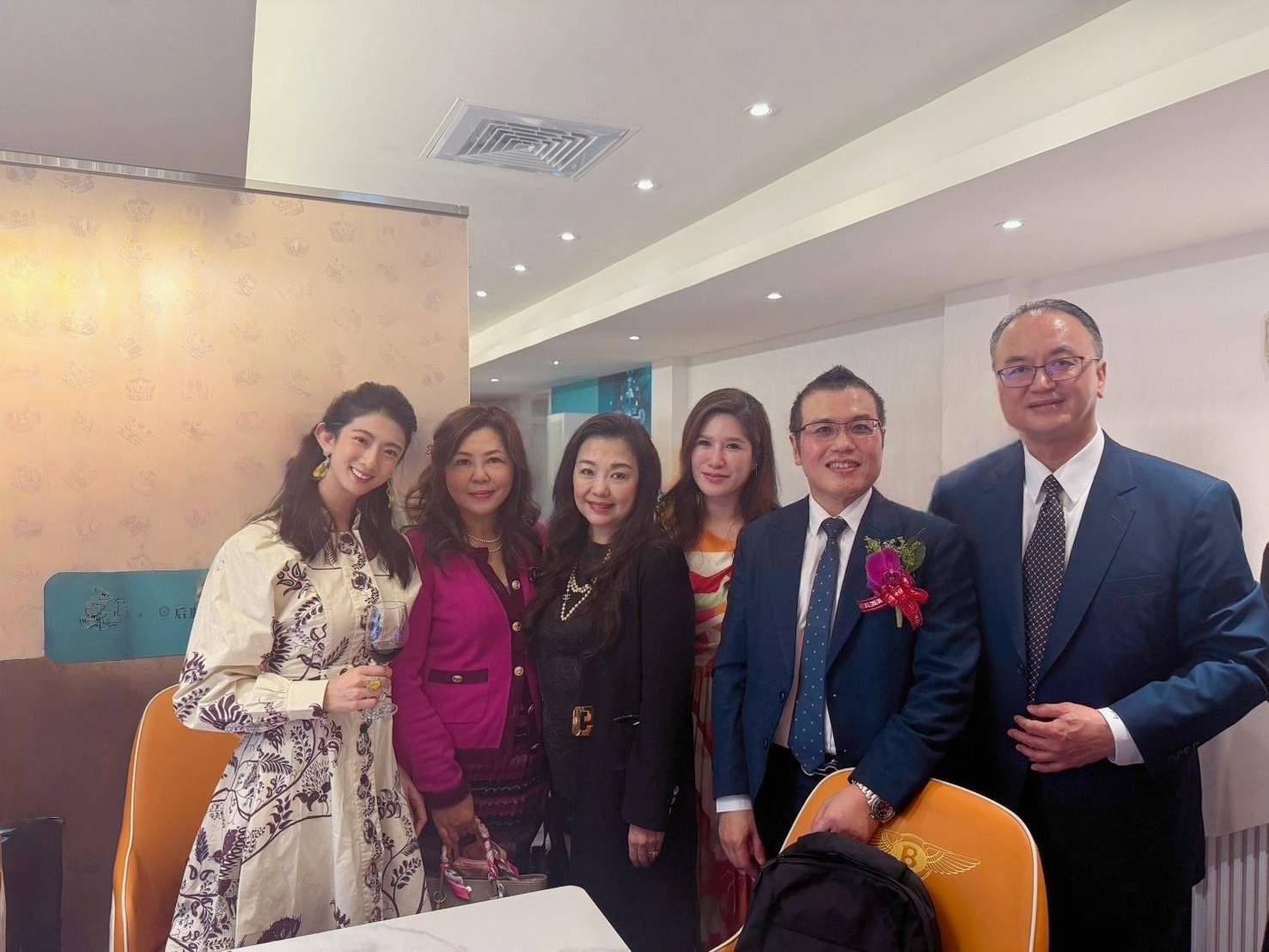 擁有「最美CEO」封號的盛和雅股份有限公司董事長黃麟雅(左一)亦對「后麗昕」給予高度評價。(記者 趙靜姸攝)