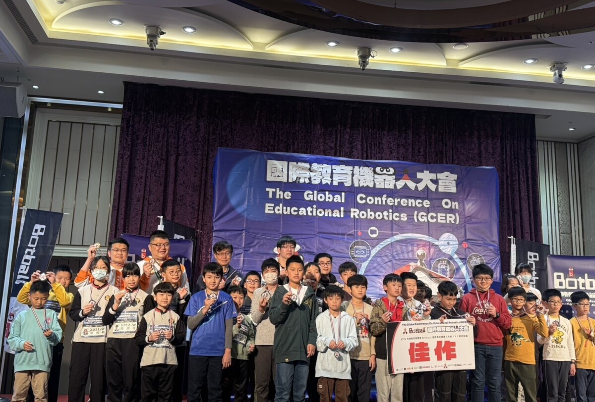 ▲中市府教育局長蔣偉民與得獎學生合影。(圖/中市府提供)