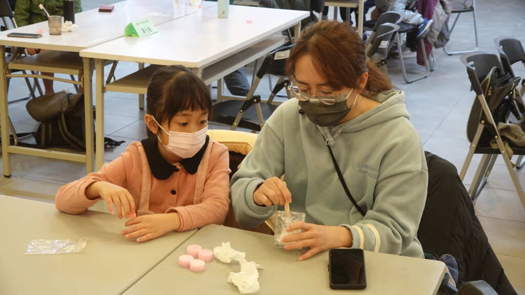 ▲「天然牙膏DIY」身受親子喜愛，孩子們和家長們親手製作牙膏，了解天然成分如何幫助保護牙齒。（記者林明佑攝）