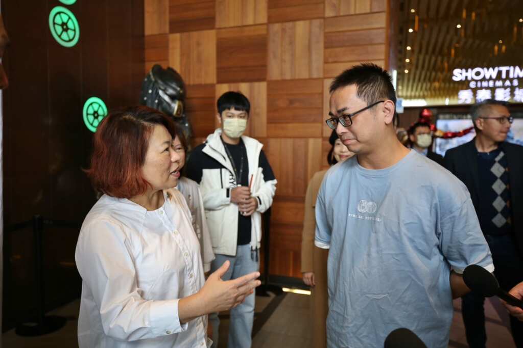 嘉義市長黃敏惠與演員互動。