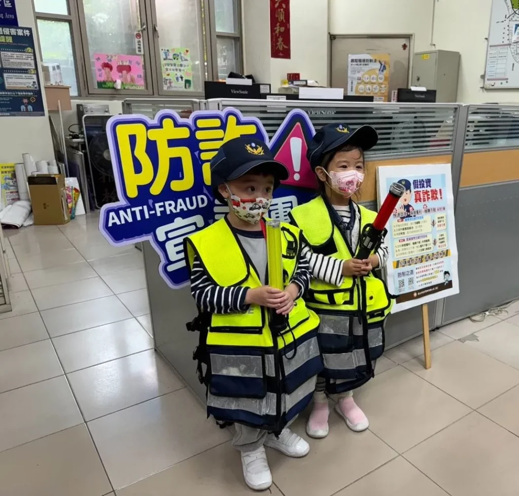 孩子們對於警察的日常工作充滿好奇，紛紛嘗試穿上防彈衣、甩開警棍、戴上警察頭盔
