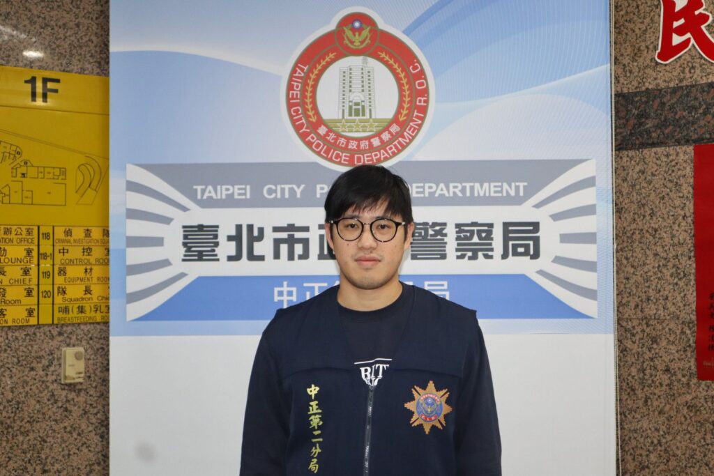詐騙實境秀 警察找上門 愜意吃早餐 不忘指揮搖控