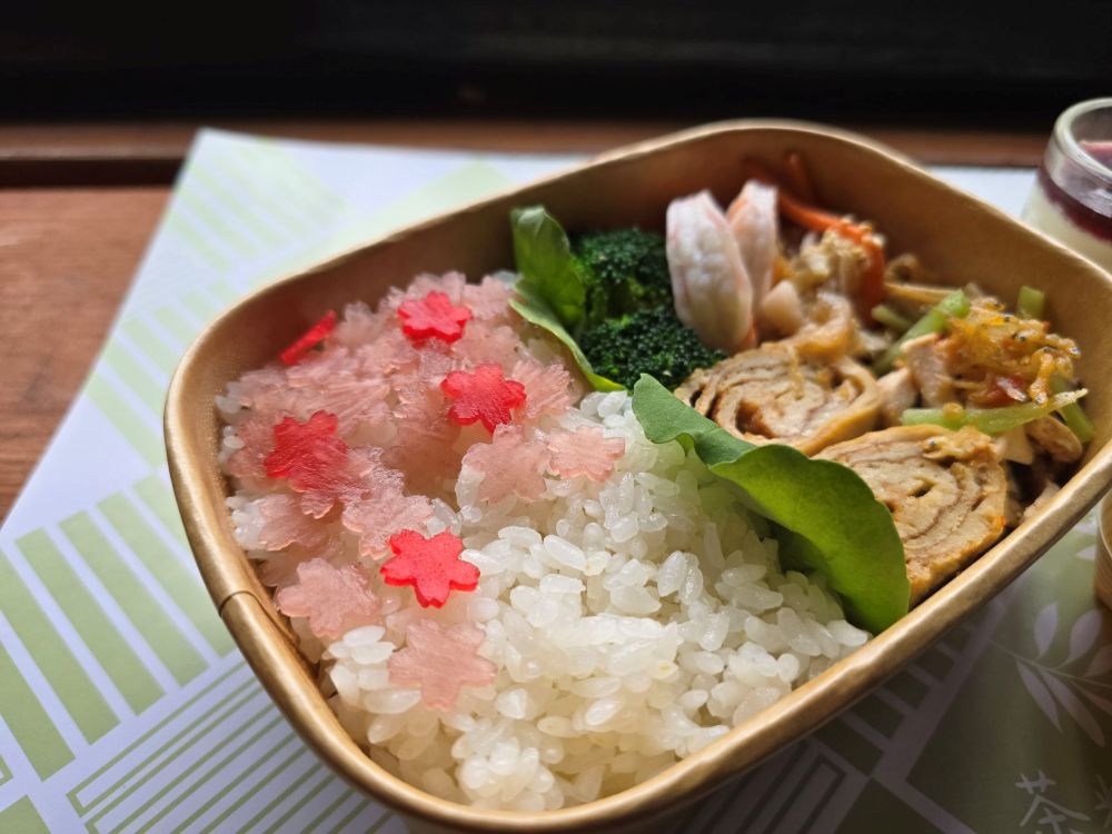 《圖說》阿三哥農莊推出「紫藤花季午間便當」,讓民眾體驗食材與季節的完美融合--中午餐食參考圖,依當季菜色調整。〈農業局提供〉