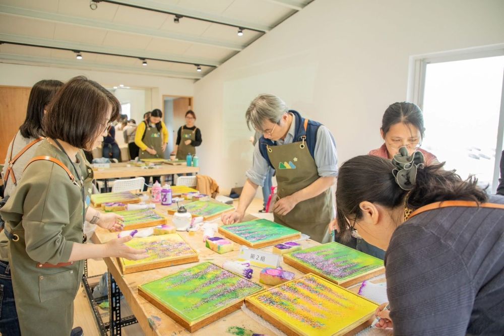 《圖說》「山之山食驗室」進行紫藤畫藝體驗,使用農業廢棄素材描繪紫藤花,將春天的美好留存於畫布之上。〈農業局提供〉
