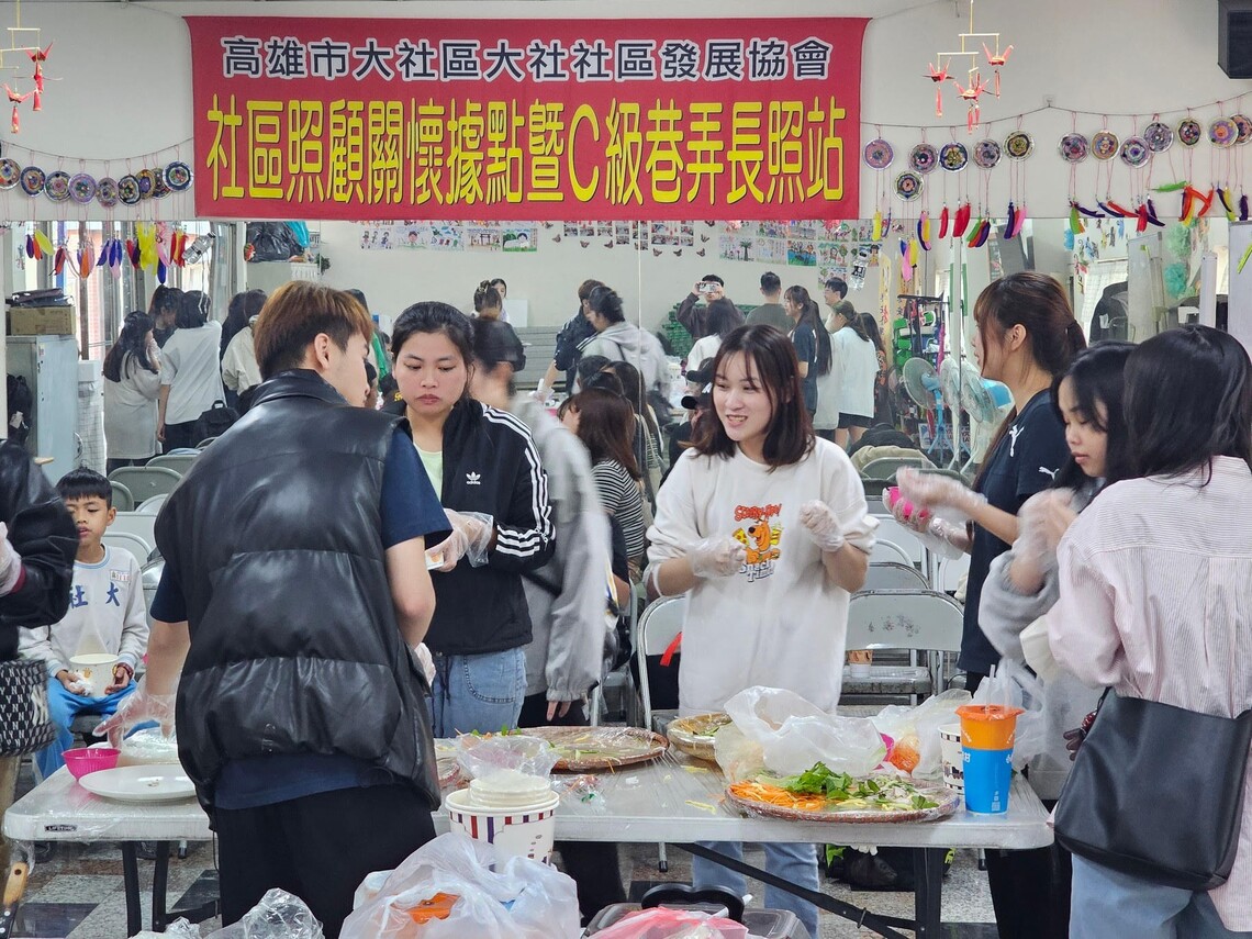 漾新聞 | 捲出美味與文化 高大東語系師生大社體驗臺、越春捲